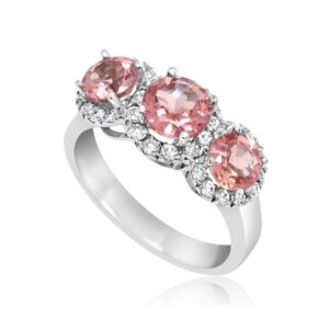 טבעת אירוסין RL4491 זהב לבן 14K מעובה, משובץ ביהלומי מעבדה אשר עוטפים 3- אבני חן בגוון רוז מבריק נוצץ. טבעת בעלת נוכחות מרשימה, מדמה פרחים, מעניקה תחושה רומנטית ונשיות עוצמתית. ניתן להזמין במגוון רחב של צבע אבני חן ויהלומים ניתן להזמין בזהב צהוב, לבן, רוז